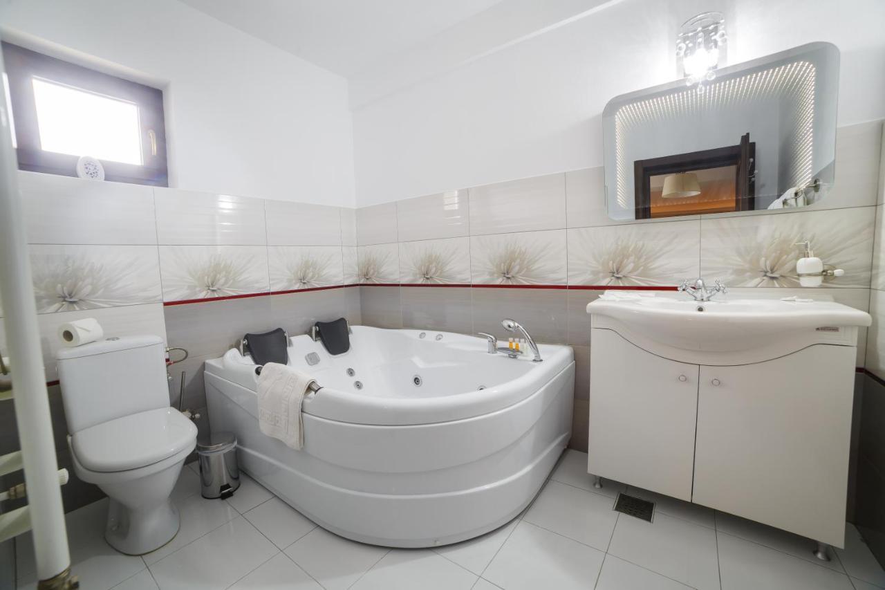 Gradina Mariajelor Hotel Câmpulung Moldovenesc エクステリア 写真